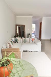 圣若昂-巴蒂斯塔-杜格罗里亚Pouso Mineiro的客厅配有沙发和桌子
