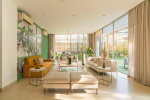 卡兰古特EKOSTAY Luxe I Avante Villa的客厅配有沙发、桌子和窗户。
