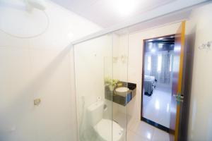 巴雷里尼亚斯Pousada Toca dos Aventureiros的一间带卫生间和玻璃淋浴间的浴室
