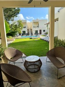 科苏梅尔Villas Mar Turquesa Cozumel的一个带桌椅的庭院和一个庭院