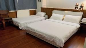 RendeSow 斯佩洛的客房内的两张床和白色床单