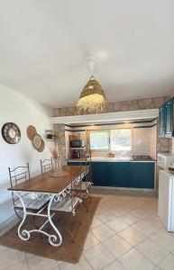 勒托罗纳Villa Conception的厨房配有蓝色橱柜和桌子