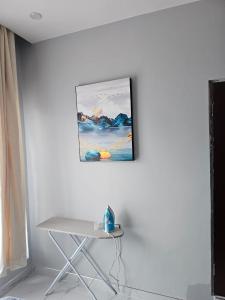 奇帕塔Modern Village Apartments的挂在白色墙壁上的一张照片,上面有椅子