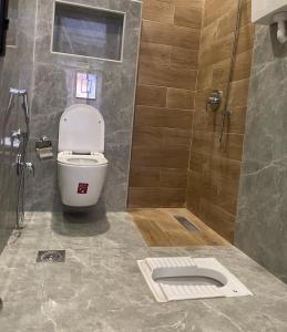 Bawḑahشالية الفهد的一间带卫生间和淋浴的浴室