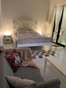 Bawḑahشالية الفهد的卧室前设有一张床和一张沙发