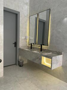Bawḑahشالية الفهد的一间带水槽和镜子的浴室