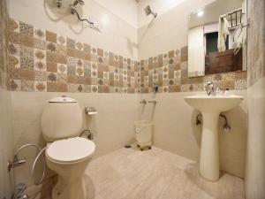 西姆拉Ganga Hotel Near Mall Road的一间带卫生间和水槽的浴室