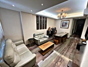 安平区Tainan Anping High Chill B&B的客厅配有沙发和桌子