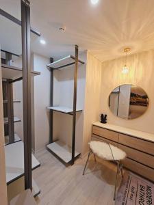 富川市Sosaeul Avenue kids room, family room的客房设有两张双层床和镜子