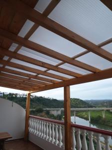 塔维拉Casa Família Cardoso的房屋的阳台享有风景。