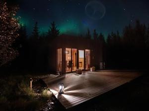 塞尔福斯Buubble Hotel - Hrosshagi的夜间在绿色的北极光下的一个小屋