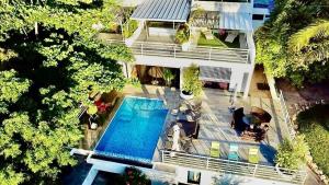马哈赞加PAP'S Chambres d'Hôtes的享有带游泳池的房屋的空中景致