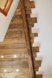 费内斯特雷莱Le Petit Fenestrelle的房屋内铺有木地板的楼梯