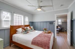 圣地亚哥Ocean Beach Cottage的一间卧室设有一张床和一间客厅。