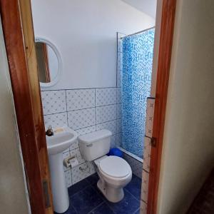 帕拉卡斯El Capricho II Paracas的一间带卫生间和水槽的浴室