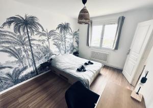 LoosSuperbe T5 moderne à 10 min de Lille-Centre的一间卧室配有棕榈树壁画床