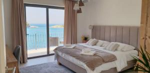 拉斯托伏Guesthouse Augusta Insula的一间卧室设有一张床,享有海景