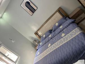 祖埃拉特HOTEL ZOUERATE的窗户客房内的一张蓝色的床