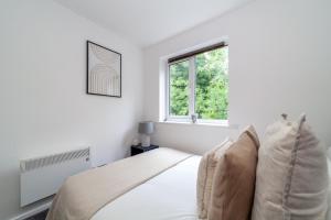 伦敦The Peckham Collection的白色的卧室设有床和窗户