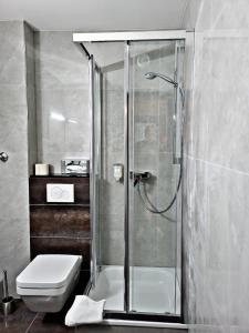 杜塞尔多夫阿斯科特康恩得酒店的带淋浴和卫生间的浴室