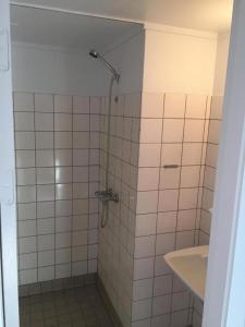 托尔斯港62N Guesthouse Marknagil的带淋浴和盥洗盆的浴室