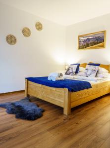 扎科帕内Liliowa Willa的一间卧室配有一张大木床和蓝色床单