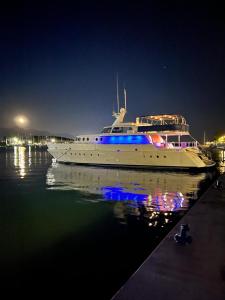 阿梅利亚Cohete Boat的夜间坐在水中的白色小船