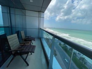 阿吉曼Luxurious Sea View - Beach Front的阳台配有椅子,享有海景。