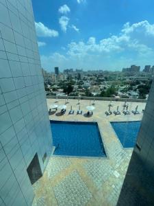 阿吉曼Luxurious Sea View - Beach Front的从大楼顶部可欣赏到游泳池的景色