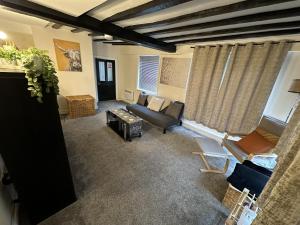 科尔切斯特Beautiful 1-Bed Apartment in Colchester的客厅配有沙发和桌子