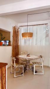 莫罗圣保罗Pousada Linda flor的一间带桌椅的用餐室