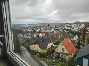 贝西格海姆Ferienwohnung im Besigheim的享有带房屋的城镇的窗户景致。