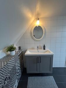 赫尔湾空沙伽格德酒店的一间带水槽和镜子的浴室
