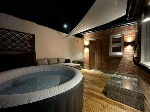 马盖特Coastal Comfort, Hot Tub Lodge的客房中间设有热水浴池