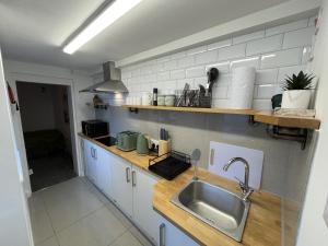 马盖特Coastal Comfort, Hot Tub Lodge的厨房配有水槽和台面