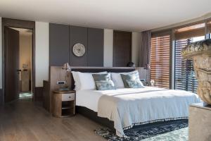 王子岛群Princes' Palace Resort, Buyukada的一间卧室设有一张大床和一个大窗户