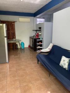 库尔克岛Celi’s Ocean Apartment的客厅配有蓝色的沙发和桌子
