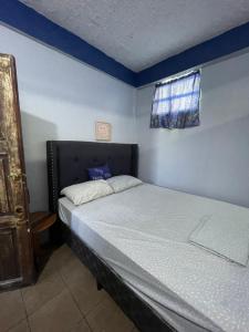 库尔克岛Celi’s Ocean Apartment的一间带床的卧室,位于带窗户的房间内