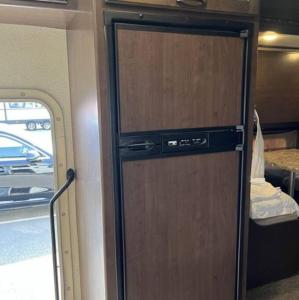 斯普林菲尔德32 ft Motorhome Sleeps 10的车厢房的木门