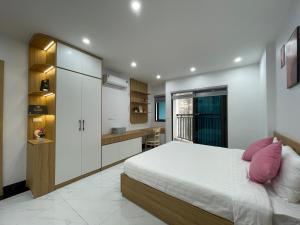 河内Dodo home AC的一间带白色床的卧室和一间厨房