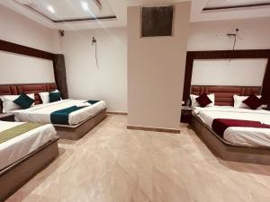 范兰德凡The Solitaire Express Vrindavan的一间卧室,配有两张床