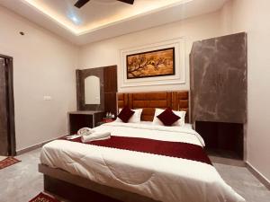 The Solitaire Express Vrindavan客房内的一张或多张床位