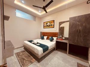 范兰德凡The Solitaire Express Vrindavan的一间卧室配有一张床和吊扇