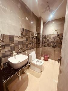 范兰德凡The Solitaire Express Vrindavan的浴室配有白色卫生间和盥洗盆。