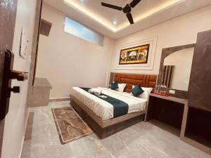 范兰德凡The Solitaire Express Vrindavan的一间卧室配有一张床和一面大镜子