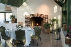 桑内斯科隆恩戈德酒店的一间带桌子和壁炉的用餐室