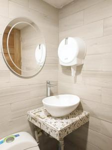 科韦尼亚斯Cabañas covemar的一间带水槽、镜子和卫生间的浴室
