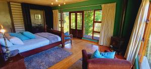 豪格斯拜克Timeless的一间卧室配有一张带蓝色枕头的床和一扇窗户。