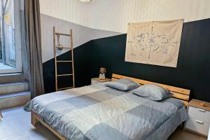 洛里Les Terrasses du Château I Electio的卧室配有一张挂有挂有国旗的床铺