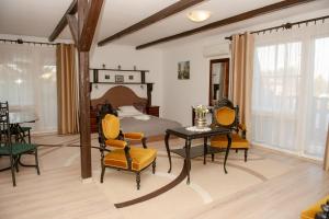 尼赖吉哈佐Hotel Barbizon的卧室配有一张床和一张桌子及椅子